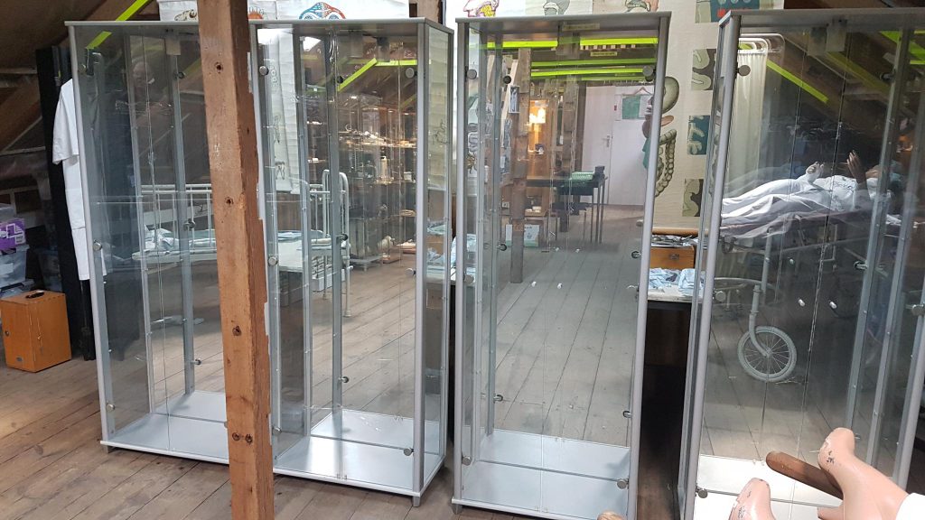 Vier vitrinekasten vol historie